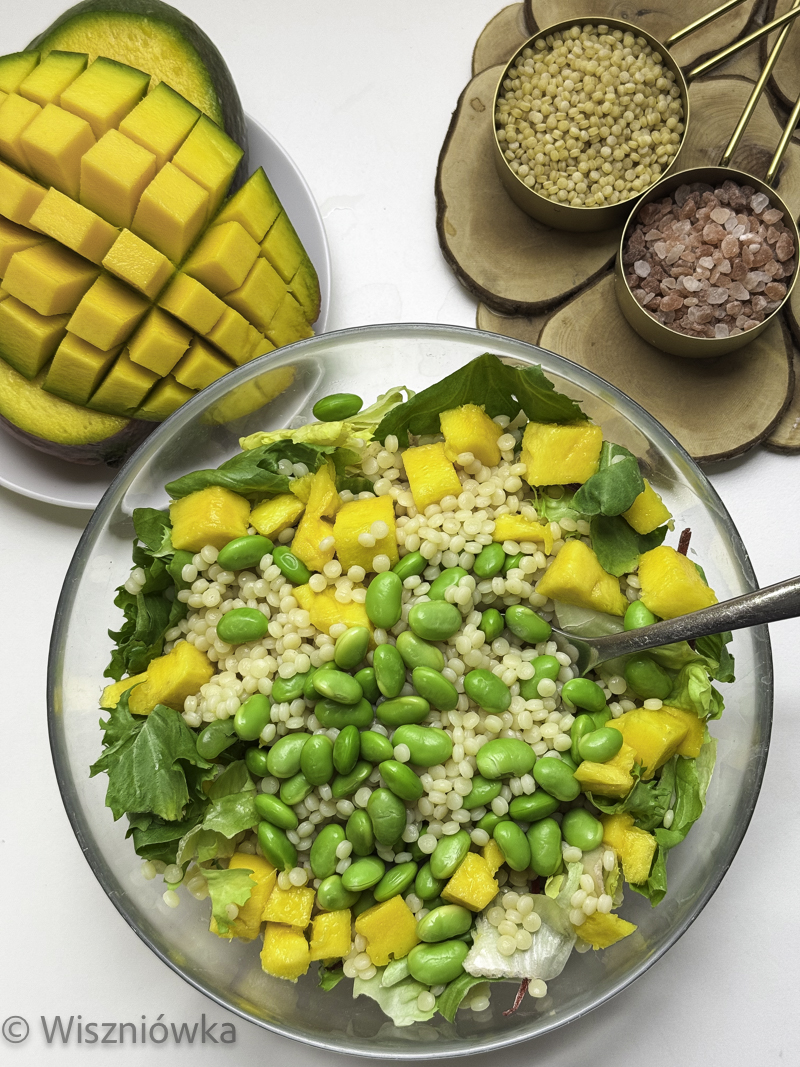 sałatka z kaszą kuskus, mango i edamame